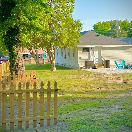 Cottage In Heart Of Colonial Beach, 7 Mins Walk To The Beach Exterior photo